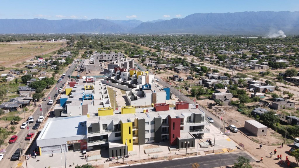 Quintela entregó las primeras viviendas en altura únicas en el país