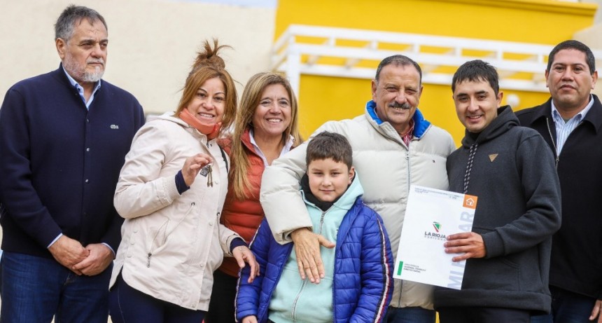  Famatina: Quintela entregó las llaves de sus hogares a 12 familias 