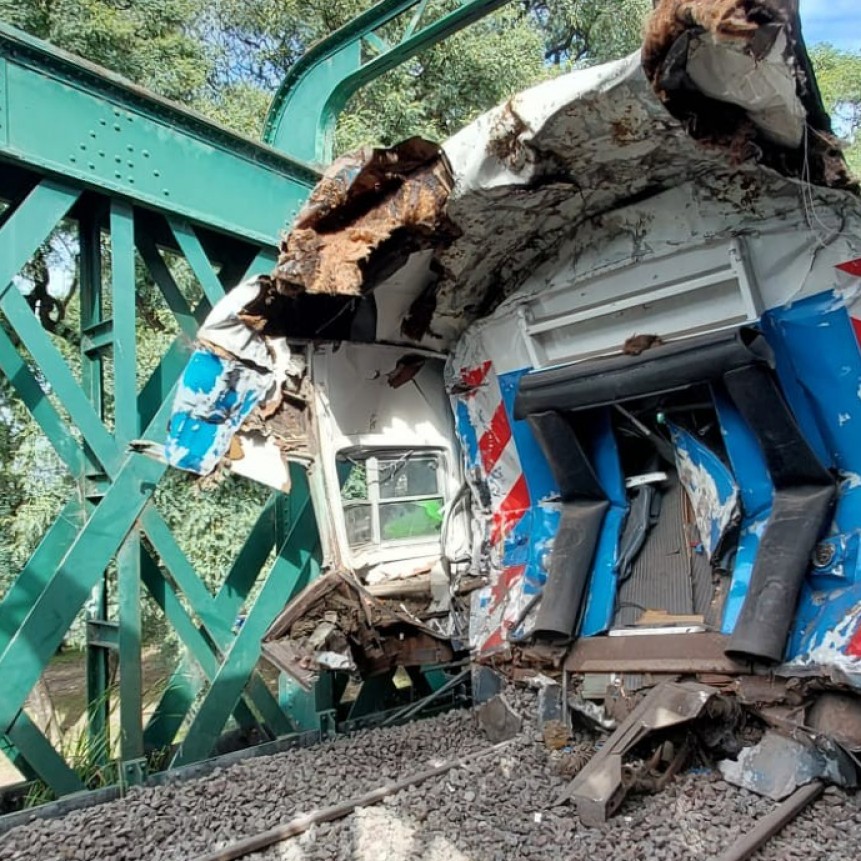 Choque de trenes del San Martín en el puente sobre Avenida Figueroa Alcorta y Dorrego 
