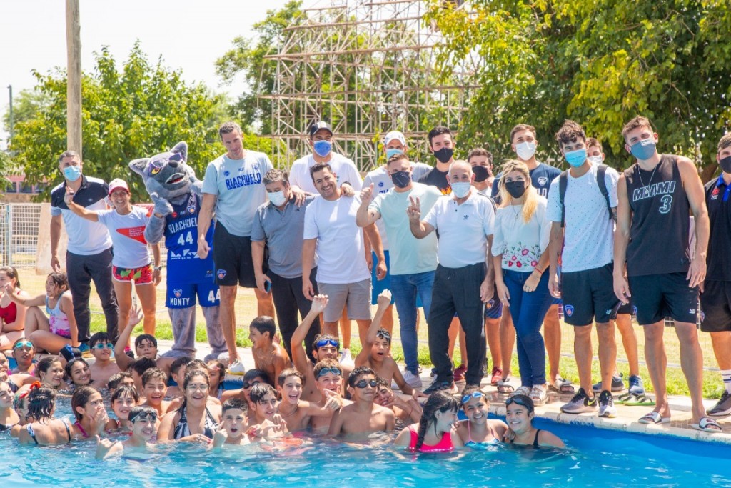 Jugadores de Riachuelo visitaron la colonia de vacaciones del Polideportivo de Vargas