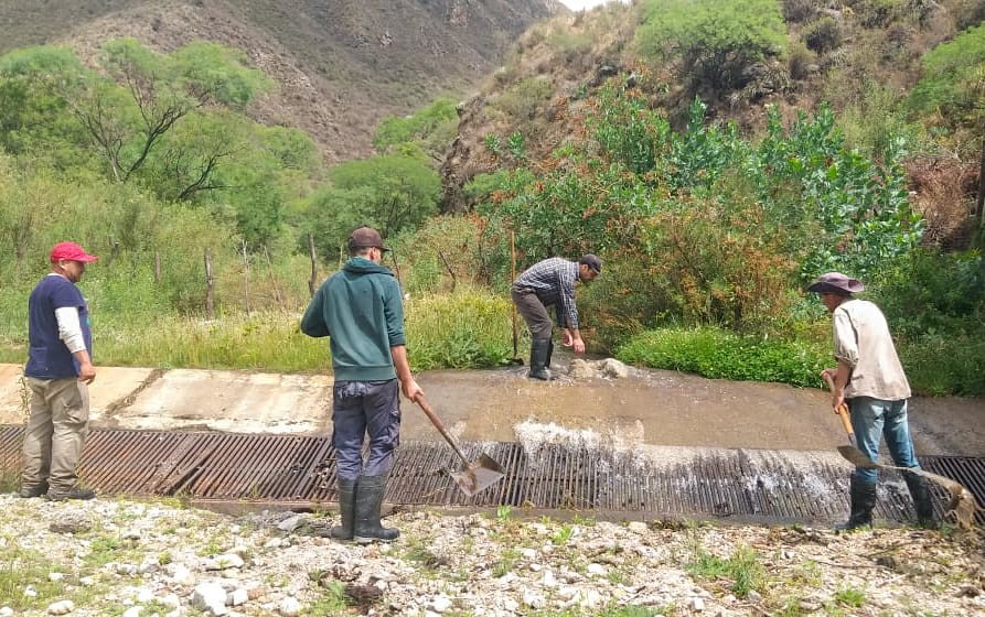 Ardua labor de mantenimiento de la obra de captación de agua en la costa riojana