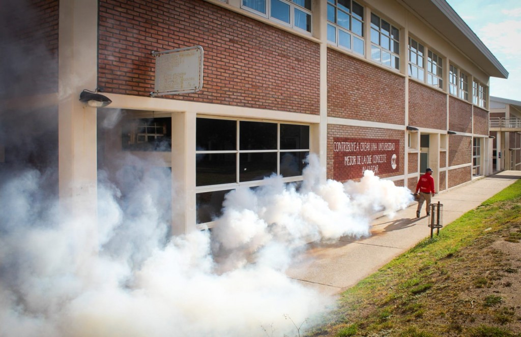 Realizan tareas de fumigación y desinfección en la UNLaR