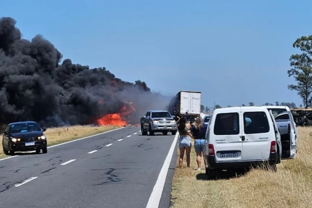 Choque e incendio de camiones en Córdoba