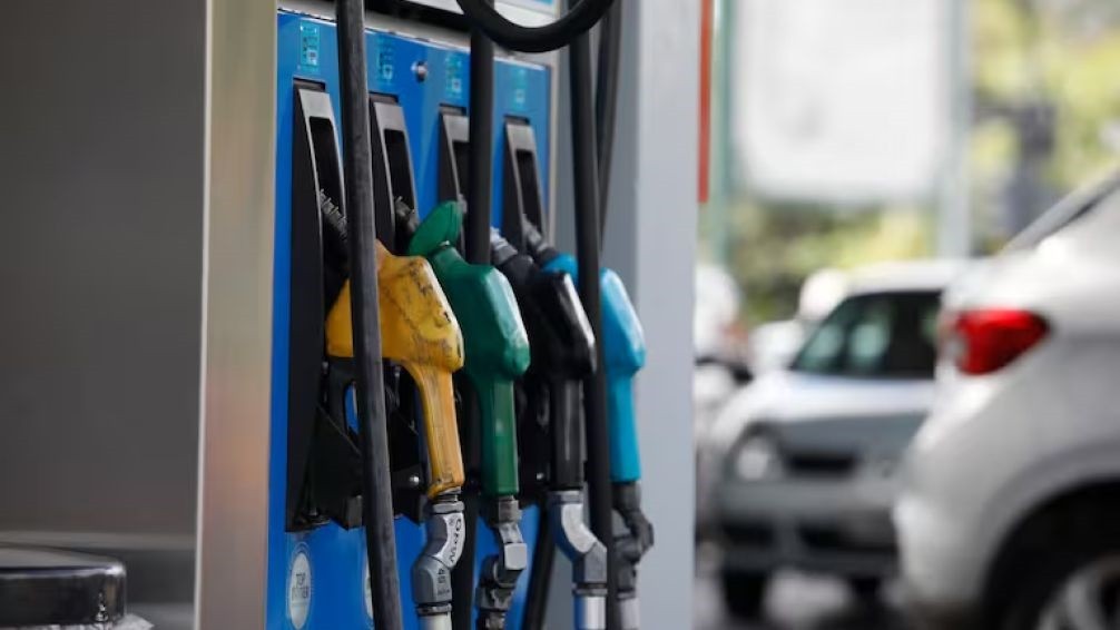 El Gobierno oficializó la medida que permite el autoservicio de combustibles