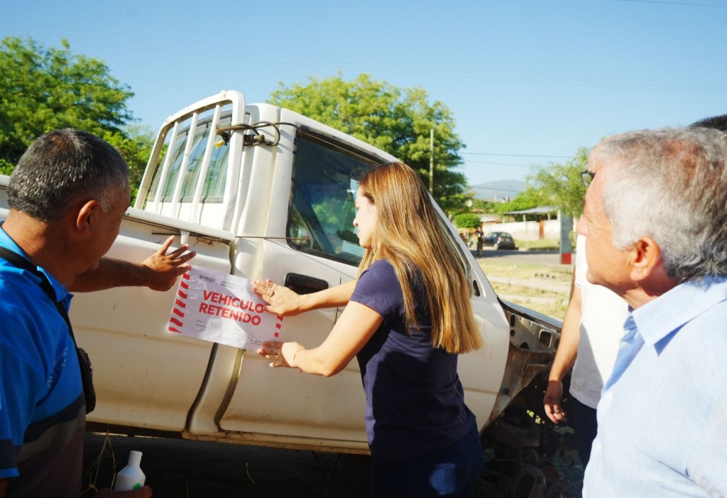 Municipio retuvo otro vehículo abandonado en la vía pública
