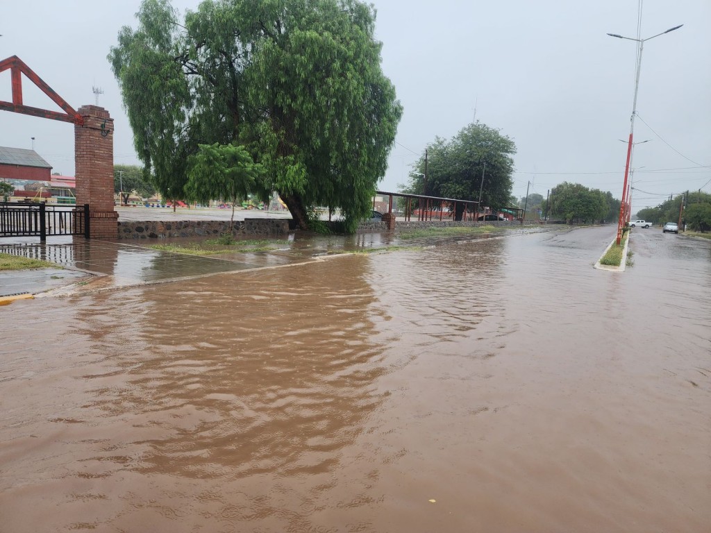 Despliegan operativo de emergencia por las intensas lluvias en Chepes