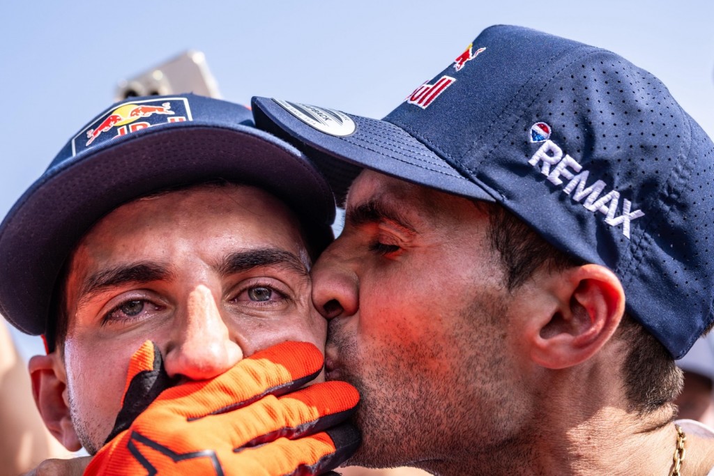 Luciano Benavides celebró su título en el Dakar 2026 al ritmo del himno argentino