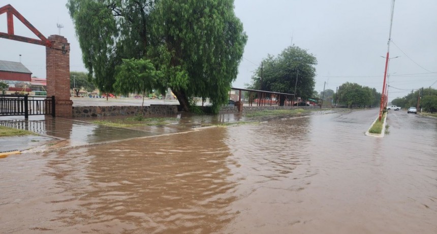 Despliegan operativo de emergencia por las intensas lluvias en Chepes