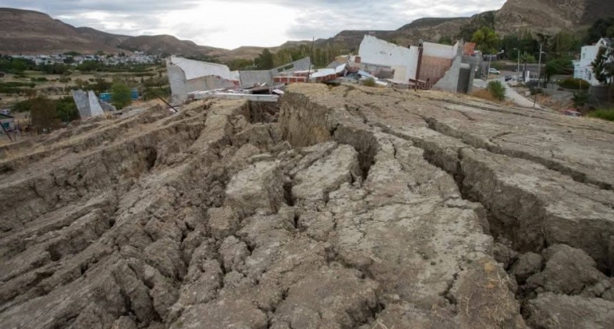 Comodoro Rivadavia declaró la emergencia geológica y evacuó a casi 300 vecinos tras el derrumbe del cerro Hermitte