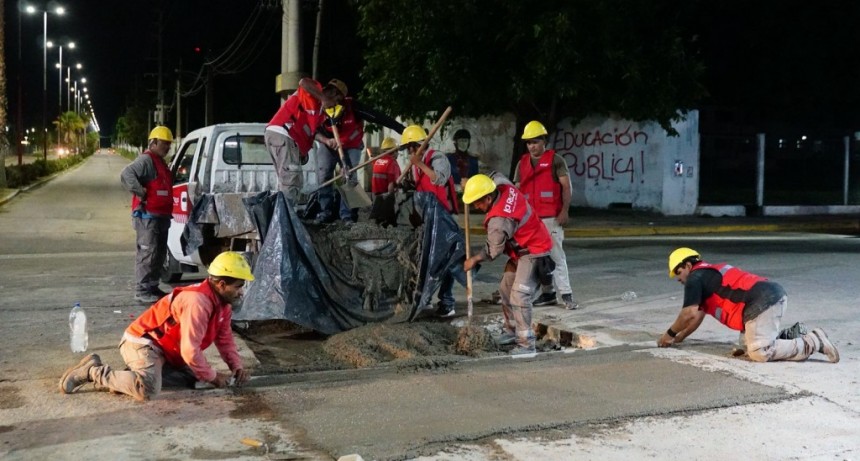 Ante la emergencia vial, el Municipio refuerza el bacheo nocturno en arterias clave