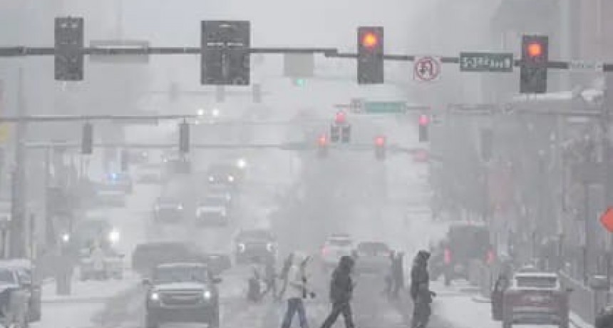 Tormenta invernal paraliza Estados Unidos: más de 8.000 vuelos cancelados y alertas en gran parte del país