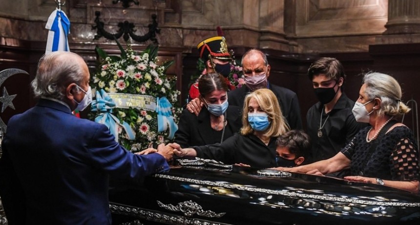 Inhumaron los restos de Menem tras una ceremonia &iacute;ntima en el Cementerio de La Tablada 