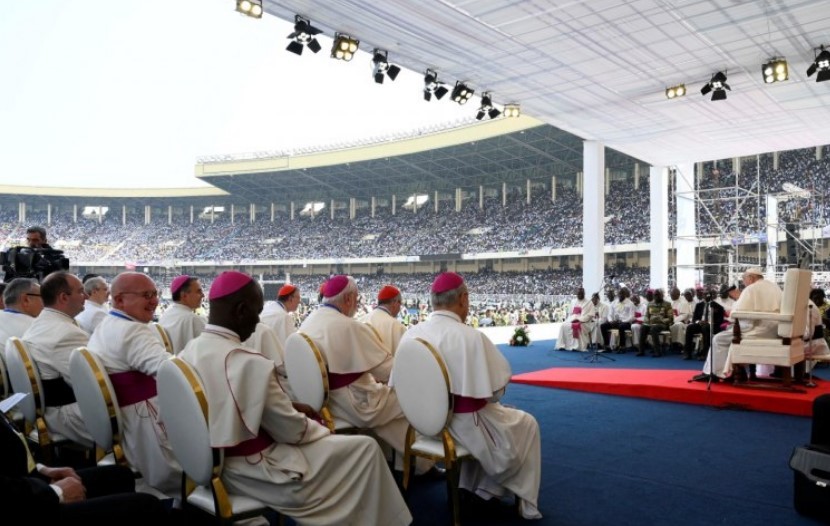 El Papa Francisco pidió abolir la rivalidad étnica y la corrupción