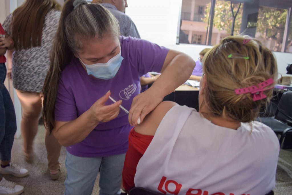 Salud refuerza campaña de vacunación Covid en reparticiones municipales