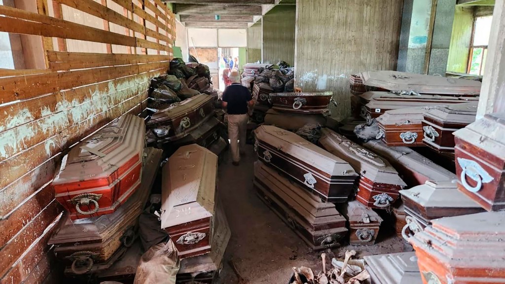 Encuentran 500 ataúdes abandonados en el cementerio de La Plata 