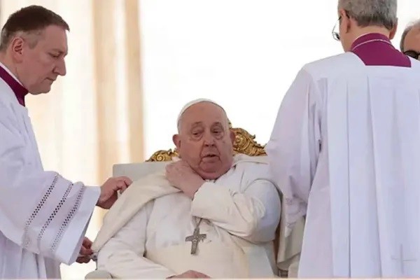 Internaron al papa Francisco por una bronquitis