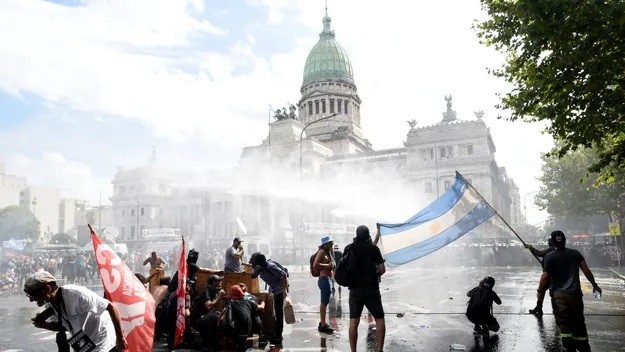 El Senado aprobó la reforma laboral de Milei entre fuertes críticas por el recorte de derechos y el impacto en los trabajadores
