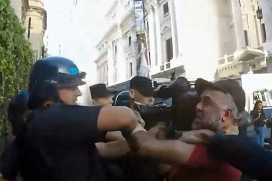 Tensión en el Congreso: detuvieron y agredieron a un camarógrafo de A24 durante protestas