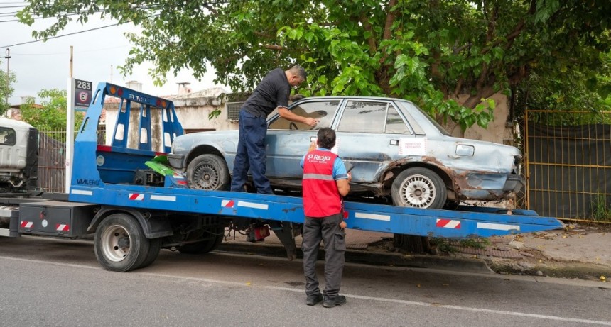 El Municipio intensifica la remoción de vehículos abandonados en el centro