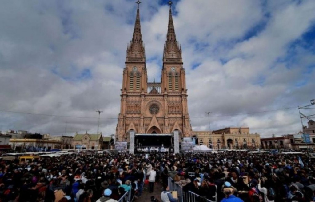 Una multitud celebró en Luján los primeros 10 años del papado de Francisco 