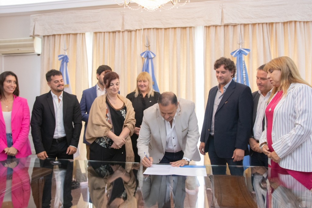   Quintela firmó con Nación el REPRO que beneficiará a trabajadores de la Cooperativa La Riojana 
