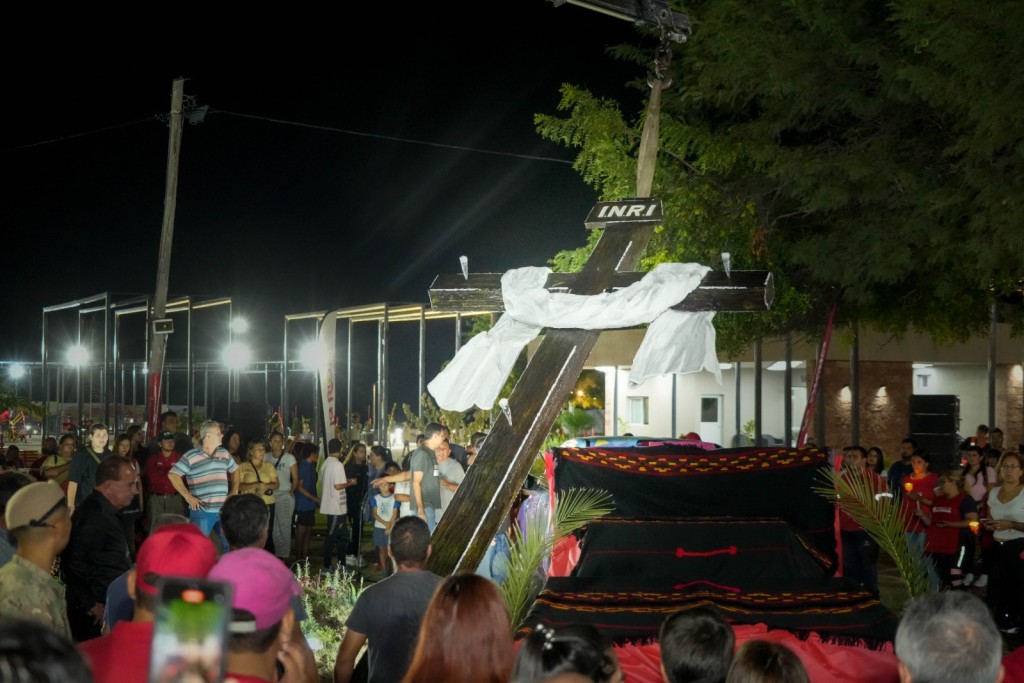 Tras masiva peregrinación, entronizan la Cruz con el Santo Sudario en el Parque Norte 