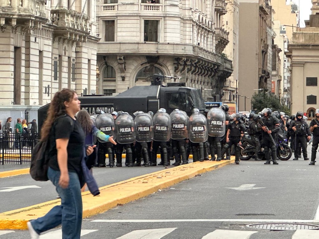 Marcha de los jubilados con gravísimos ataques de la policía a los manifestantes