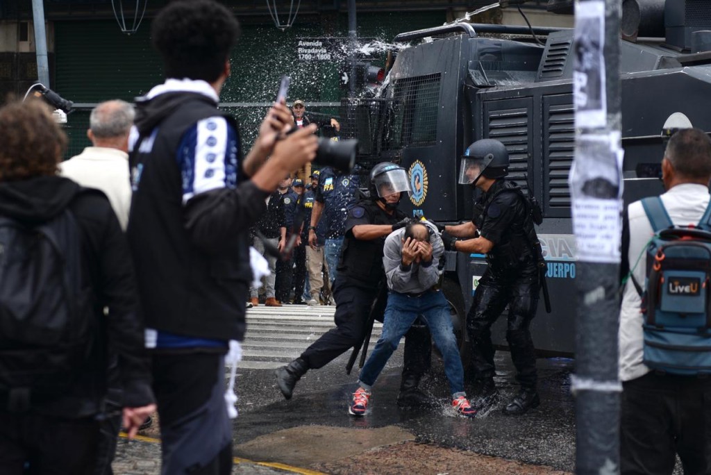 Marcha de los jubilados con gravísimos ataques de la policía a los manifestantes