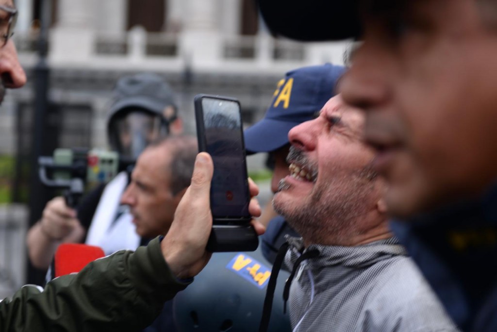 Guillermo Francos y Patricia Bullrich justifican la agresión a la jubilada y al fotógrafo al atribuir la autoría de la marcha al 