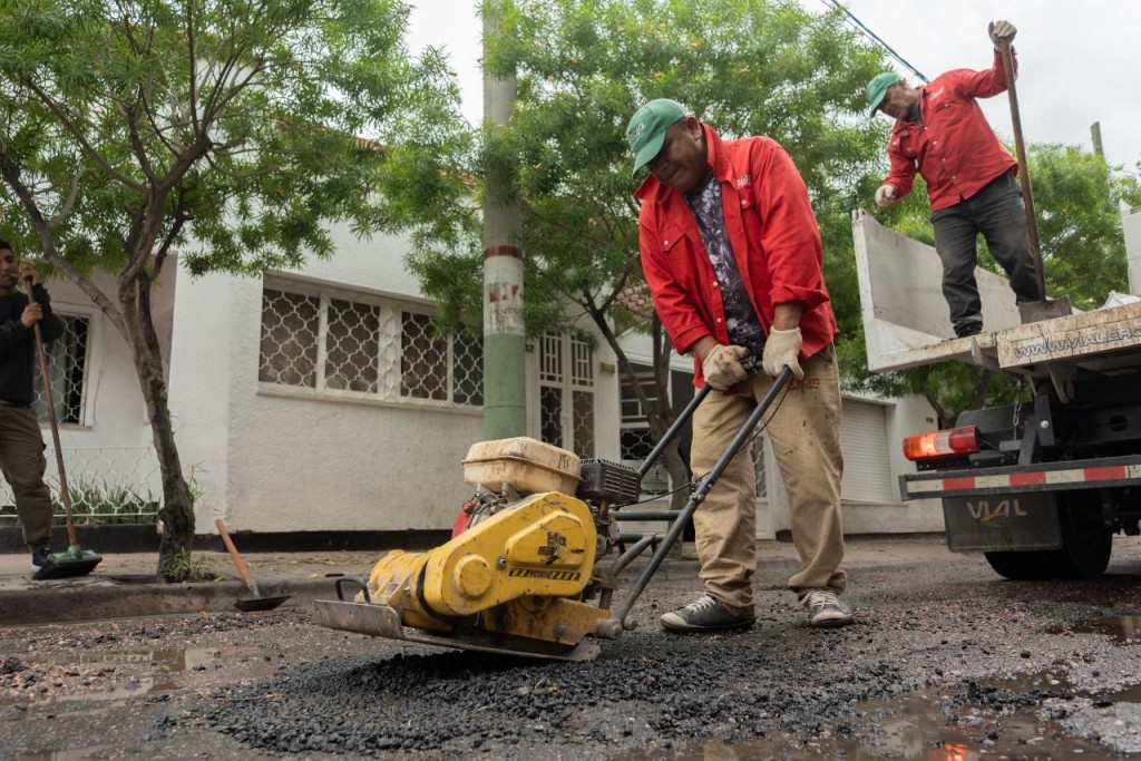 Municipio continúa desplegando operativos de bacheo en el macro y microcentro