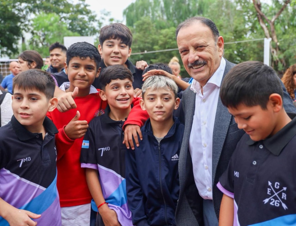 Quintela entreg&oacute; tablets a escuelas y reafirm&oacute; la apuesta provincial por la educaci&oacute;n p&uacute;blica