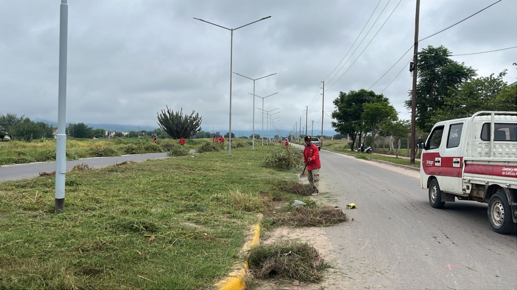 Contin&uacute;a el operativo de limpieza en la avenida Rosa Baz&aacute;n de C&aacute;mara y accesos a barrios del sur capitalino
