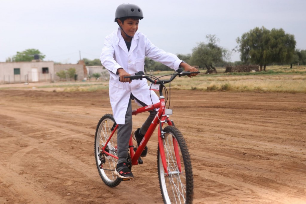 Quintela en Ulapes: Entregó bicis a niñas y niños de escuelas rurales