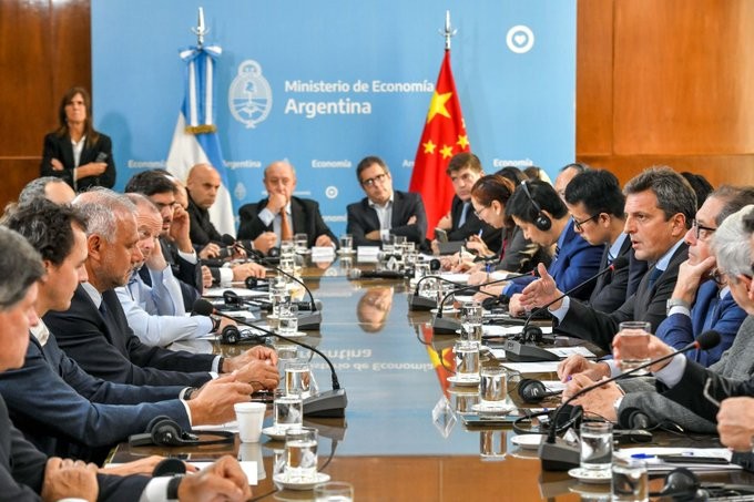 Anuncio de Massa: Argentina deja de pagar importaciones de China en dólares y pasa a yuanes 