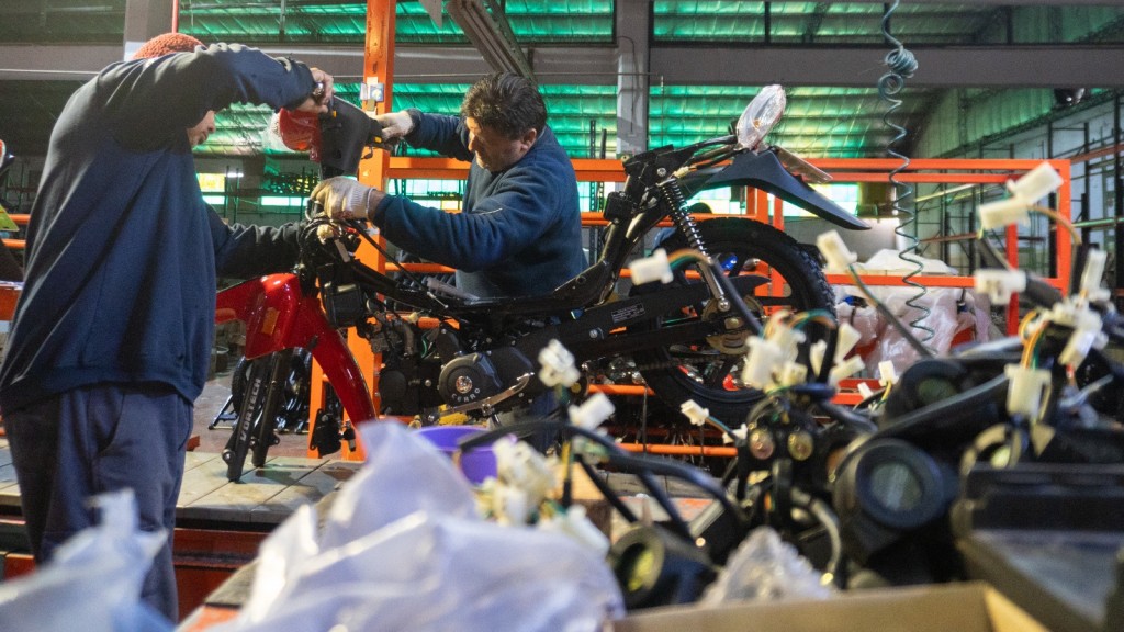 Ledlar reactivó la planta de producción y proyecta fabricar 1.500 motocicletas mensuales
