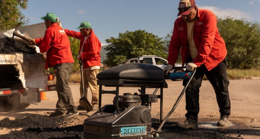  Avanza el operativo de bacheo en barrios capitalinos 
