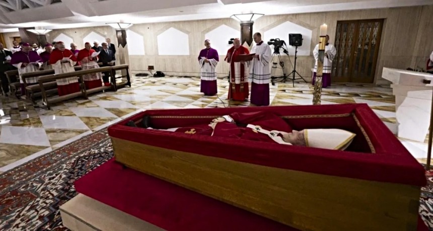 Más de 20 mil personas ya pasaron a despedir al Papa Francisco