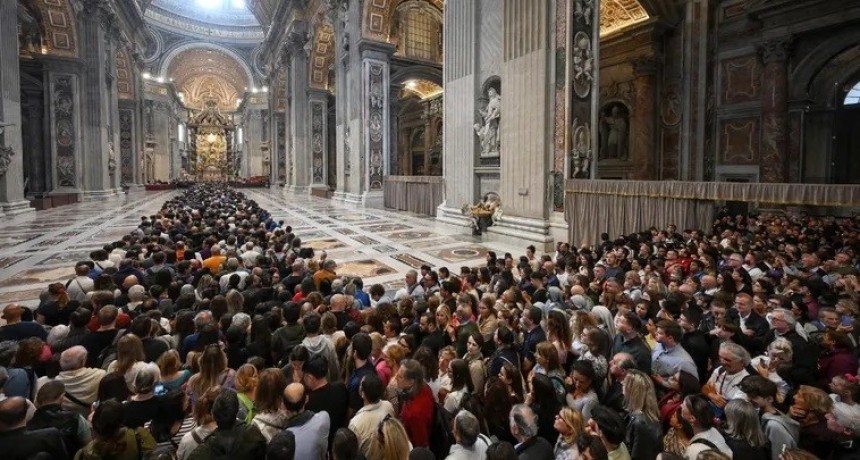  Más de 100.000 fieles participaron en los primeros dos días de exequias del papa Francisco
