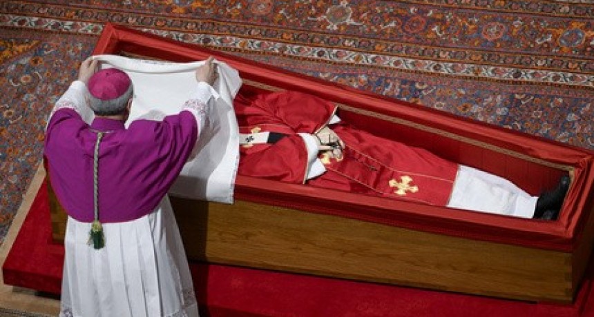 Comenzaron los preparativos para el funeral de Francisco 