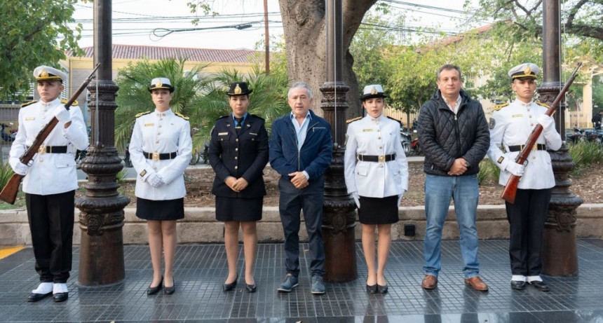 Integrantes de la Escuela de Cadetes de la policia fueron invitados al tradicional izamiento de la bandera en el municipio
