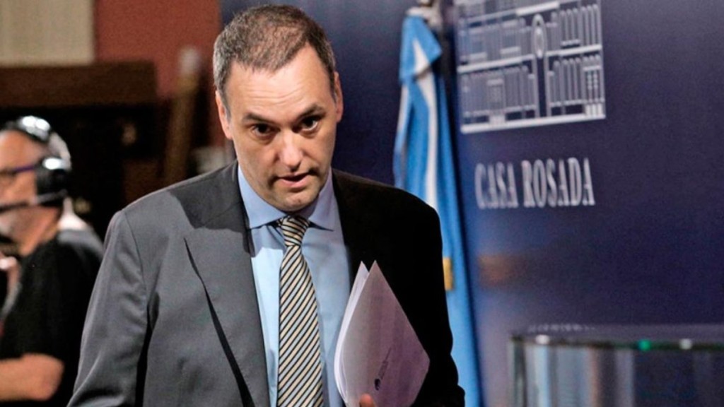 Pollicita pidi&oacute; levantar el secreto bancario de Adorni y su esposa