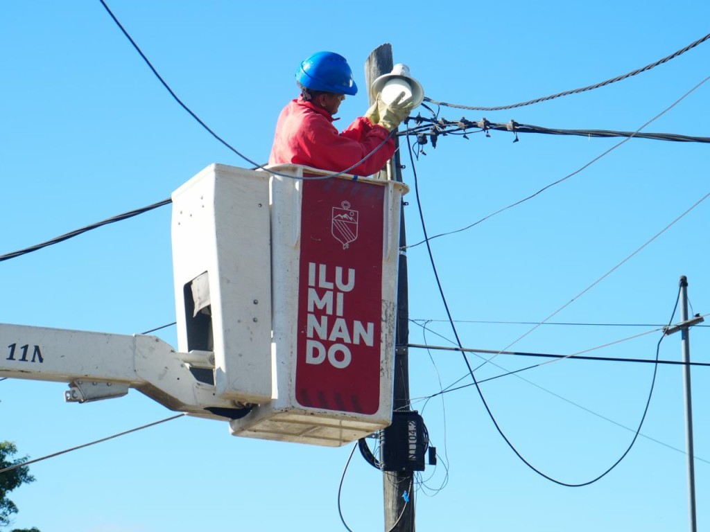 Municipio refuerza iluminaci&oacute;n en barrios y plazas