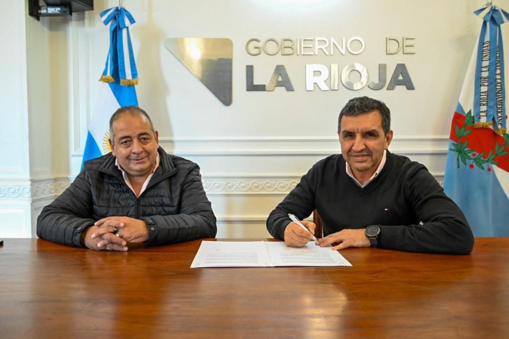 Ariel Martinez garantiza transporte para m&aacute;s de 600 estudiantes en Castro Barros