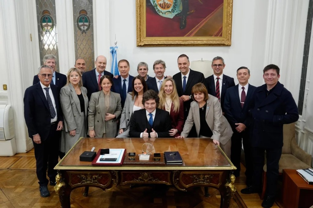 Fuerte cruce pol&iacute;tico: Grabois lanz&oacute; duras acusaciones contra Adorni tras una foto del Gabinete
