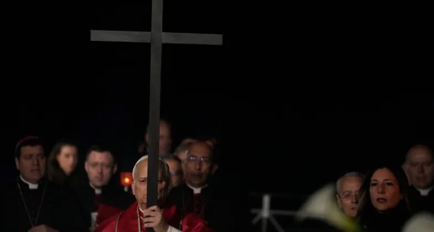 Le&oacute;n XIV encabez&oacute; su primer V&iacute;a Crucis y llam&oacute; a la paz en medio de los conflictos globales