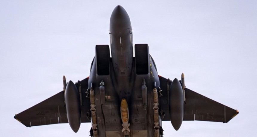 Contin&uacute;a la b&uacute;squeda de un piloto de EE.UU. tras el derribo de aeronaves en Ir&aacute;n  Bajada