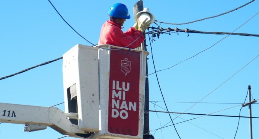 Municipio refuerza iluminaci&oacute;n en barrios y plazas