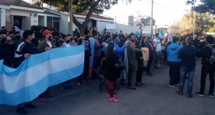 Diputados del PJ repudiaron la manifestaci&oacute;n en la casa del gobernador Quintela