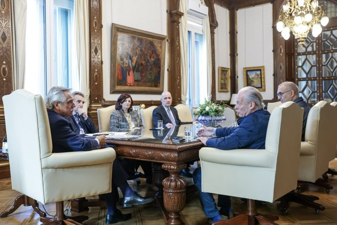 Fernández anunció un acuerdo salarial para estatales: 33% para el período junio-agosto