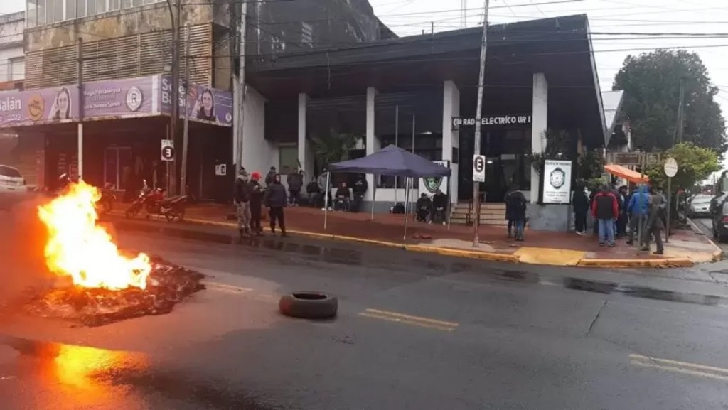 Policias de Misiones toman el comando radioléctrico en señal de protesta